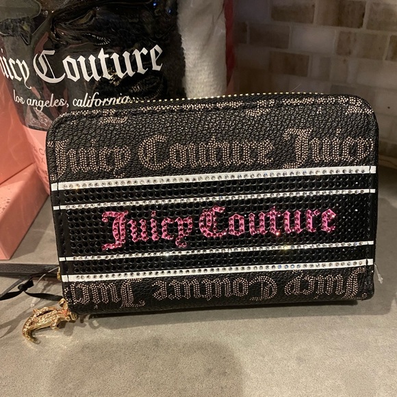 Juicy Couture 3 pc Set, MSRP $148 Wristlet,
charm bracelet, wash clothes 💋 NEW - Picture 2 of 7